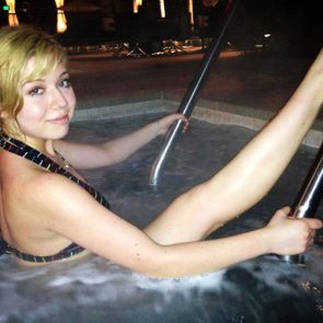 Jennette Mccurdy legs on nudes